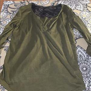 Olive green camo long sleeve blouse‎